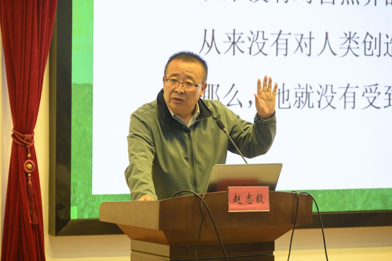 赵志毅教授正在给同学们上转型教育课.jpg