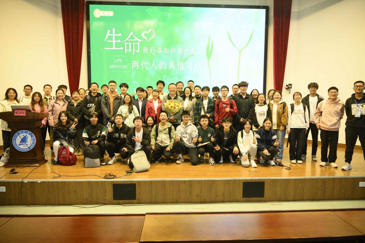 赵志毅教授与同学们和老师们的合照.jpg